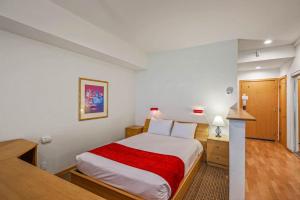 オリンピックバレーにあるPalisades Tahoe Lodge Rentals Studio #104の赤い毛布が掛けられた大きなベッドのある寝室