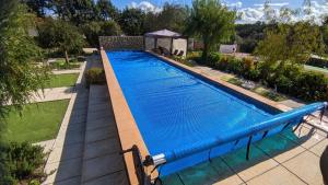 an overhead view of a large blue swimming pool at Quinta das Hortênsias I Quinta do Sol in Cruz do Campo