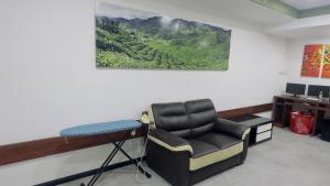 a waiting room with a chair and a desk at D GAYA HOTEL Cameron Highlands in Tanah Rata