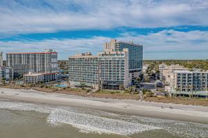 una vista aerea di una città con edifici e una spiaggia di Sand Dunes Resort 1004 - Ocean view a Myrtle Beach