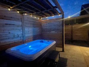 Φωτογραφία από το άλμπουμ του Modern Lux King Suite, cozy Hot tub & Central Omaha! στην Ομάχα +31 φωτογραφίες