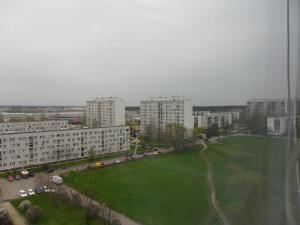 un gran campo verde en una ciudad con edificios en Apartament Widokowy, en Wroclaw