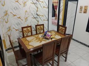 mesa de comedor con sillas y mesa con en Homestay komodo, en Komodo 14 fotos más