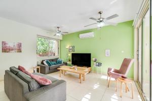 TV a/nebo společenská místnost v ubytování Villa Venus by Ezoria Villas + 25 fotografií