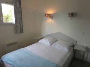 ein Schlafzimmer mit einem weißen Bett und einem Fenster in der Unterkunft Les rives des Issambres 1201 in La Garonnette-Plage + 10 Fotos
