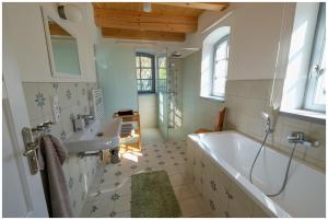 un bagno con vasca e lavandino di Oldřichov 125 a Oldřichov v Hájích Altre 21 foto