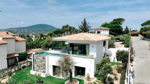 an aerial view of a house with a swimming pool at Villa du golf in Sainte-Maxime
