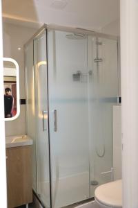 Un baño con ducha de cristal y un inodoro. en Appartement Luxe Floral Stay 15 Min To CDG And Paris, en Le Bourget 55 fotos más