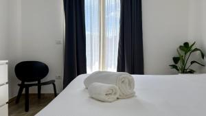 ein Hotelzimmer mit einem Bett mit Handtüchern darauf in der Unterkunft Sciara Marina, Fiumefreddo di Sicilia, NUOVA STRUTTURA in Fiumefreddo di Sicilia