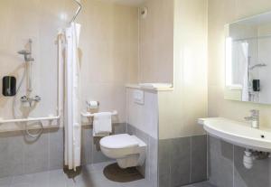 Koupelna v ubytování B&B HOTEL Lyon Ouest Tassin + 37 fotografií