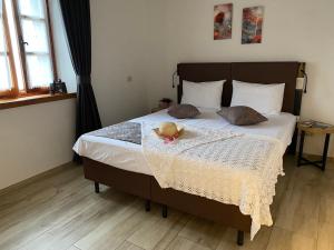Postel nebo postele na pokoji v ubytování Apartmaji in sobe Odlična hiša Štanjel