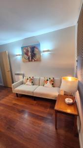 ein Wohnzimmer mit Sofa und Tisch in der Unterkunft Cozy 1 bedroom apartment, Sheffield city center, free wifi in Sheffield + 15 Fotos