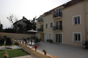 un patio de un edificio con mesa y sillas en Appartement Luxe Floral Stay 15 Min To CDG And Paris, en Le Bourget