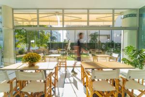 Reštaurácia alebo iné gastronomické zariadenie v ubytovaní Hotel & Apartaments Thalassa Sport & Spa