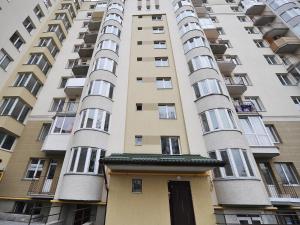 リヴィウにあるApartment On Knyagini Olga Streetの高層アパートメントで、ドアが前に付いています。