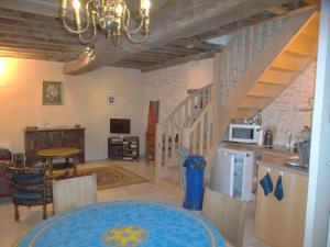 un soggiorno con cucina e scala di Les Trois Croix a Santenay