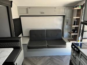 Ruang duduk di RV completamente equipado en viñedo