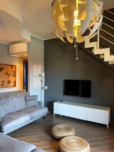 モニーガにあるCasa Magentaのソファとテレビのあるリビングルーム +58枚の写真