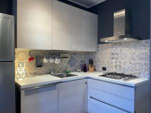 モニーガにあるCasa Magentaのキッチン(白いキャビネット、コンロ付)