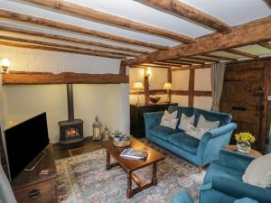 ストラトフォード・アポン・エイボンにあるChurch Viewの青いソファと暖炉のあるリビングルーム