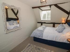 ストラトフォード・アポン・エイボンにあるChurch Viewのベッドと鏡のある寝室