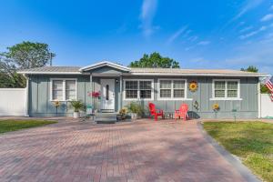 una casa con due sedie rosse davanti di 6 Mi to Busch Gardens Family and Pet Friendly Home a Tampa