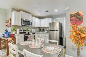 una cucina con un tavolo con sopra dei piatti di 6 Mi to Busch Gardens Family and Pet Friendly Home a Tampa