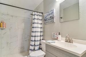 un bagno con lavandino, WC e doccia di 6 Mi to Busch Gardens Family and Pet Friendly Home a Tampa Altre 21 foto