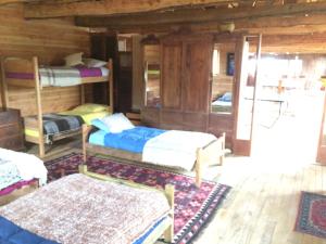 LechaguaにあるFuerte Chaicura Family Lodge, Ancud, Chiloéのキャビン内の二段ベッド数組が備わる客室です。