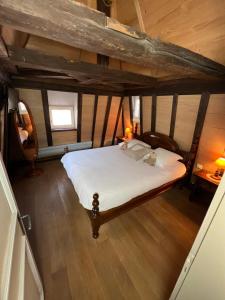 an overhead view of a bed in a room at Gîte le Romantique in Colmar