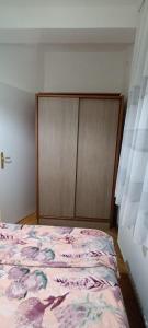 ビイェリナにあるEN apartmanの木製のヘッドボードが付いたベッドのある寝室