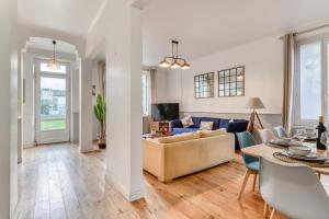 a living room with a couch and a table at Big House - Parking Privée - Piscine - Wifi - tout équipée in Carcassonne