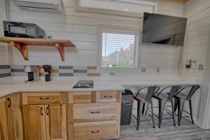 Dudley Creek RV Resort的厨房或小厨房