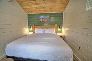 Dudley Creek RV Resort客房内的一张或多张床位