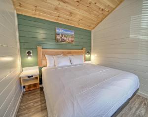 Dudley Creek RV Resort客房内的一张或多张床位