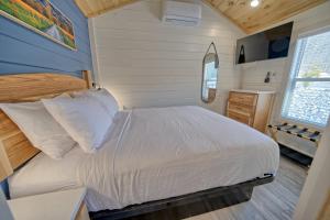 Dudley Creek RV Resort客房内的一张或多张床位