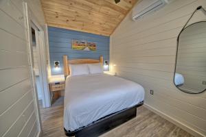 Dudley Creek RV Resort客房内的一张或多张床位