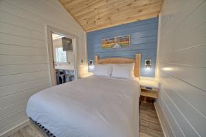 Dudley Creek RV Resort客房内的一张或多张床位