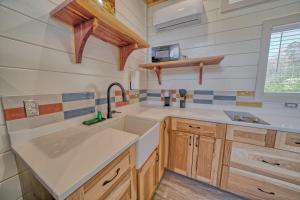 Dudley Creek RV Resort的厨房或小厨房