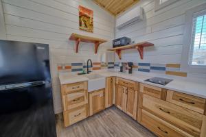Dudley Creek RV Resort的厨房或小厨房