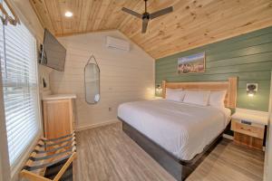 Dudley Creek RV Resort客房内的一张或多张床位