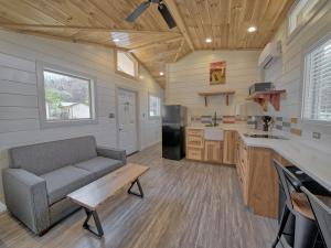Dudley Creek RV Resort的厨房或小厨房