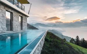 恩内特布尔根洪恩格别墅酒店的可以看到山景的游泳池