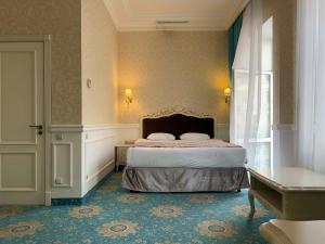 Posteľ alebo postele v izbe v ubytovaní Royal Grand Hotel
