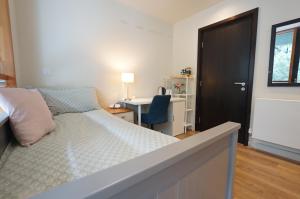 Postel nebo postele na pokoji v ubytování 1-bedroom business hub easy life