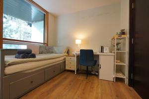 Postel nebo postele na pokoji v ubytování 1-bedroom business hub easy life