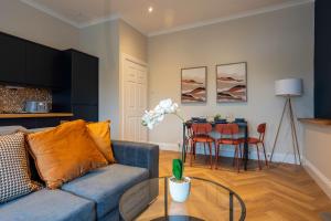 Et opholdsområde på 2 BDR Flat At Caledonia Luxe Stays Short Lets & Serviced Accommodation Shotts