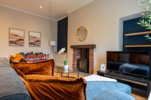 Et opholdsområde på 2 BDR Flat At Caledonia Luxe Stays Short Lets & Serviced Accommodation Shotts