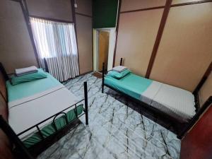Postel nebo postele na pokoji v ubytování Benteng Taman Negara