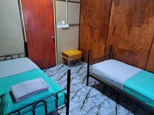 Postel nebo postele na pokoji v ubytování Benteng Taman Negara